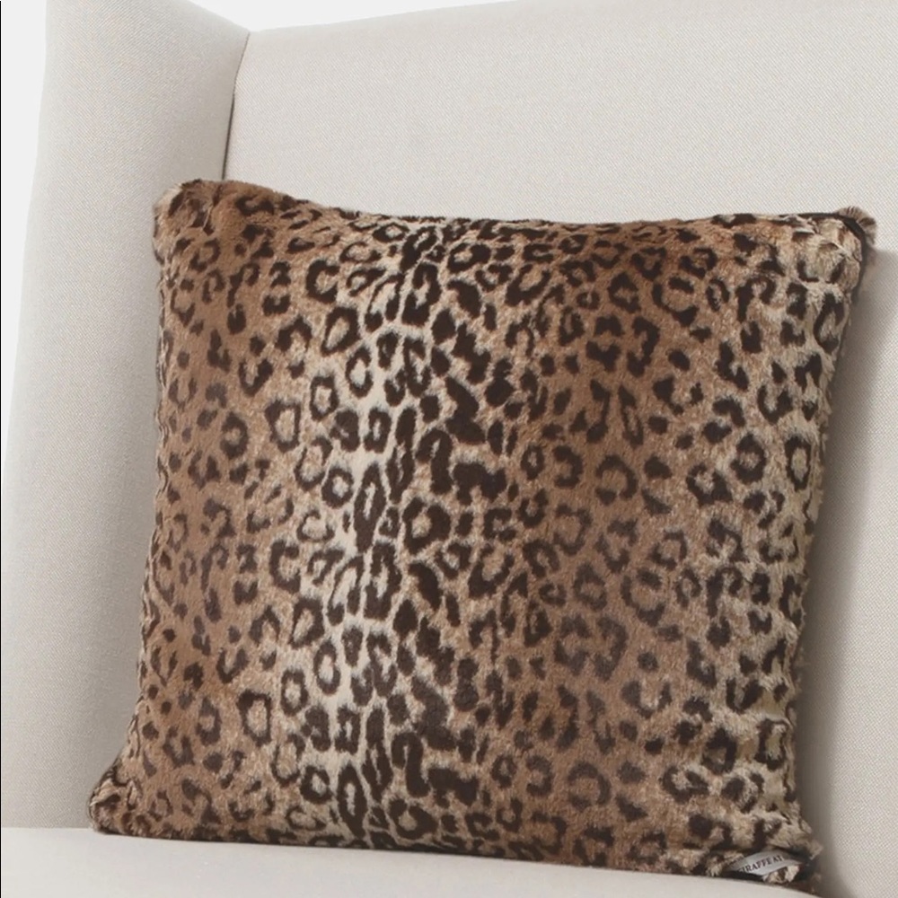 Luxe Leopard Throw Pillow
GIRAFFE AT HOME NWT